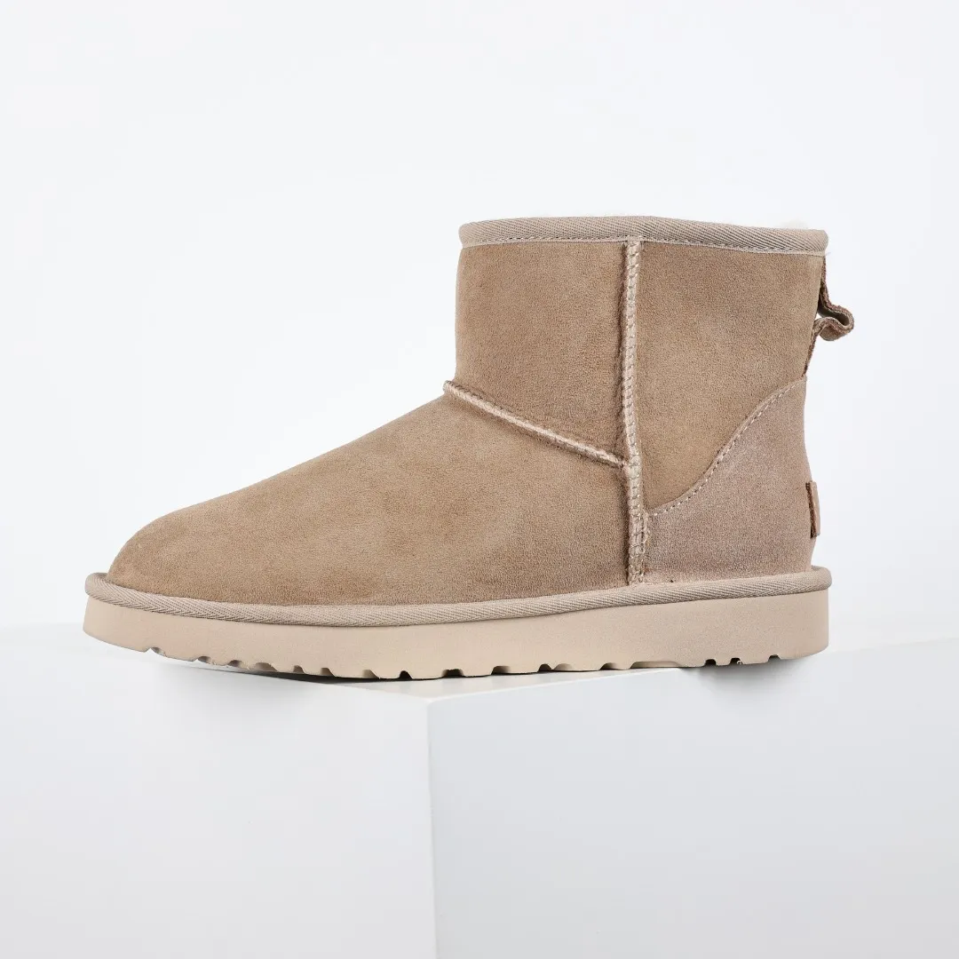 Pick up locally 💰540 Core recommendation Good price Cashmere insoles are a very suitable choice for keeping warm in winter and at home. In the new year, uug launched a series of styles, which are partial to the preferences of young consumers and have also moved to the forefront of fashion trends. Shoe body material Water-repellent coated suede upper 17mm UGGPURE™ implanted wool insole Lightweight non-slip comfortable rubber outsole With brand LOGO Trademark Comes with a full set of packaging Size: 35 36 37 38 39 40 41 42 43 44